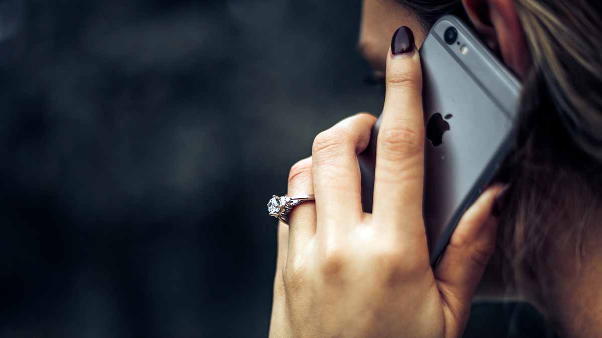 Los hombres hablan más por el móvil y gastan más que las mujeres