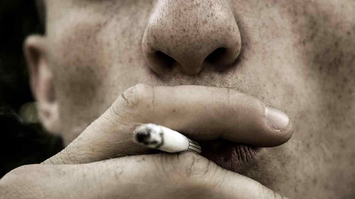 Fumar o "echar humo", diferencias según los distintos países