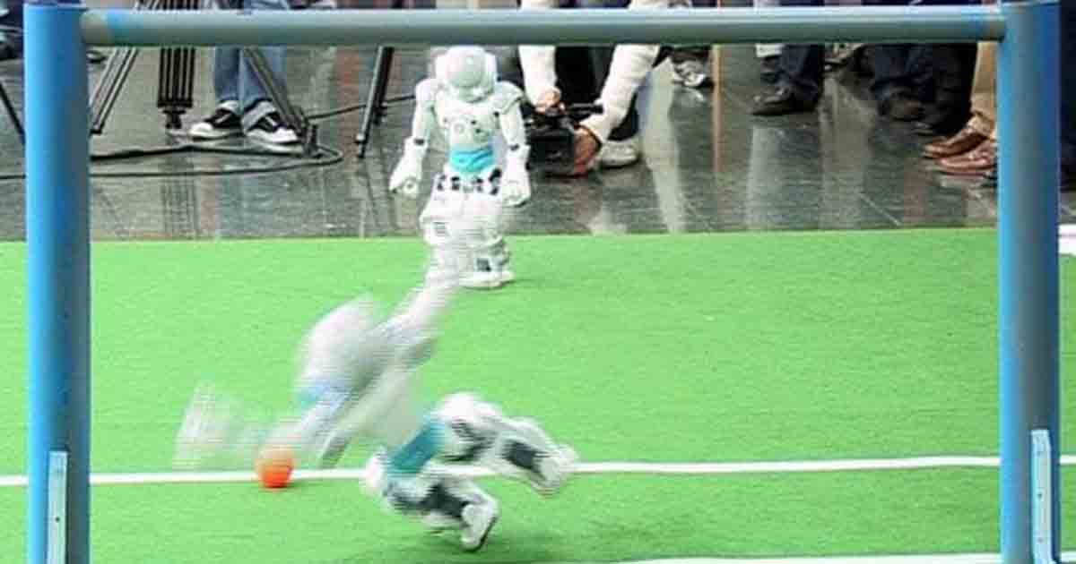 Mundial de fútbol de robots contra futbolistas