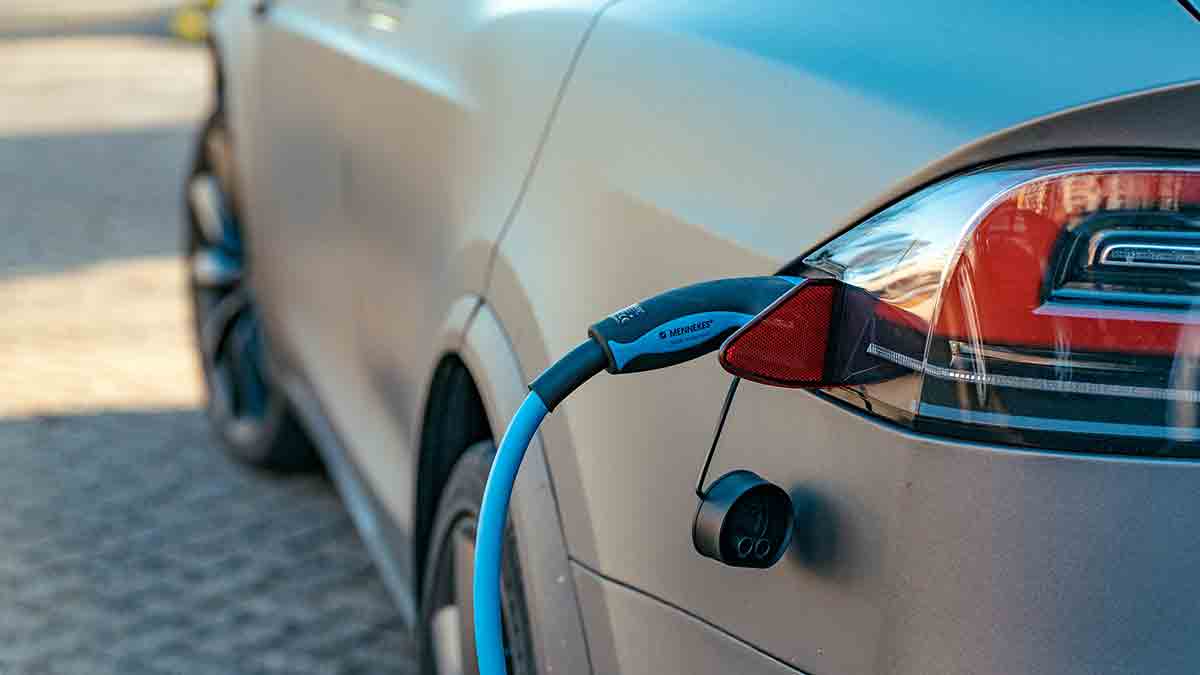 El elevado precio y la escasa autonomía lastran al coche eléctrico