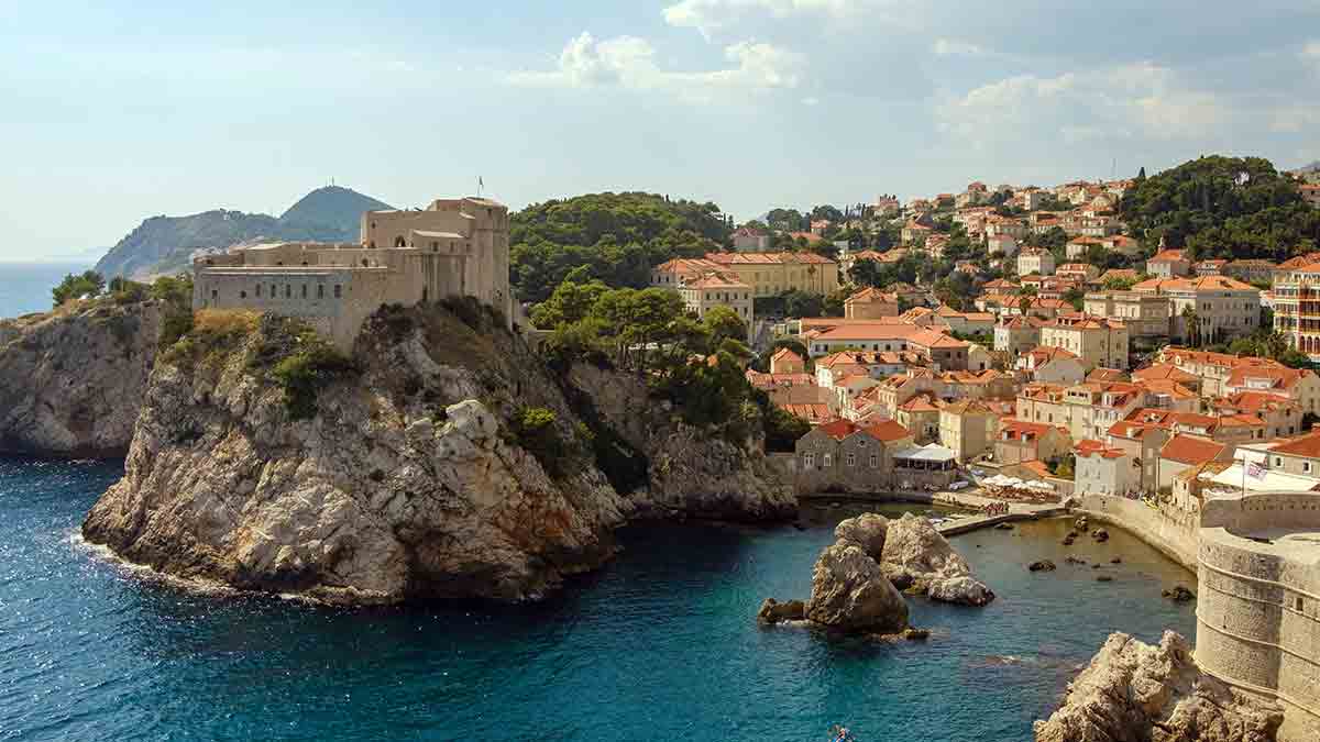 De vacaciones en un faro en Croacia en medio del mar