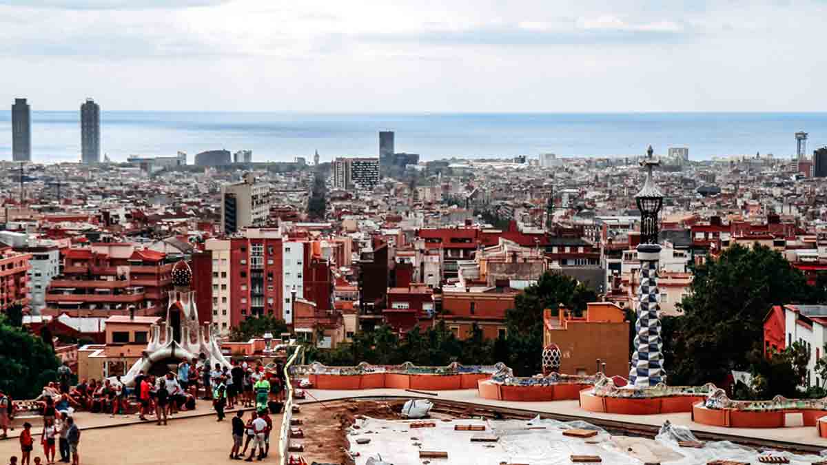 El Parque Güell en Barcelona es el jardín más bonito para los españoles