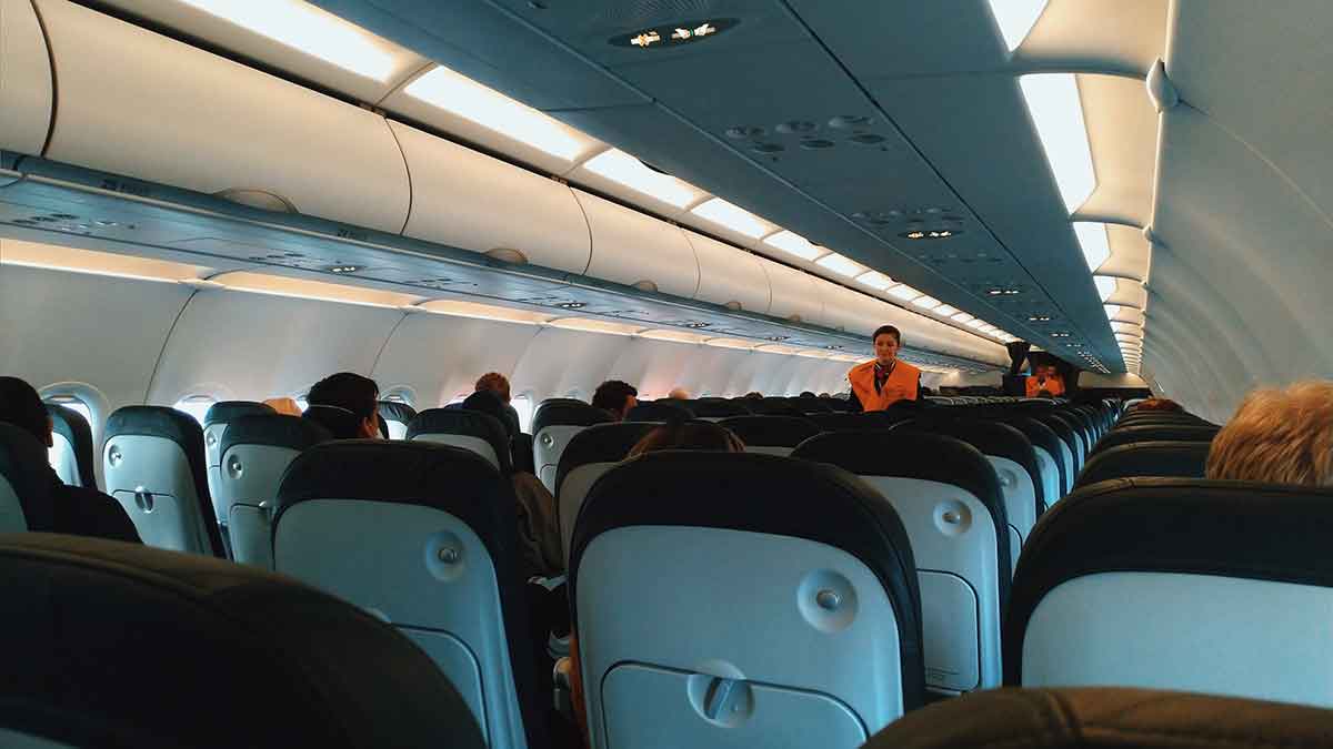 Diez famosos que la han liado parda a bordo de un avión