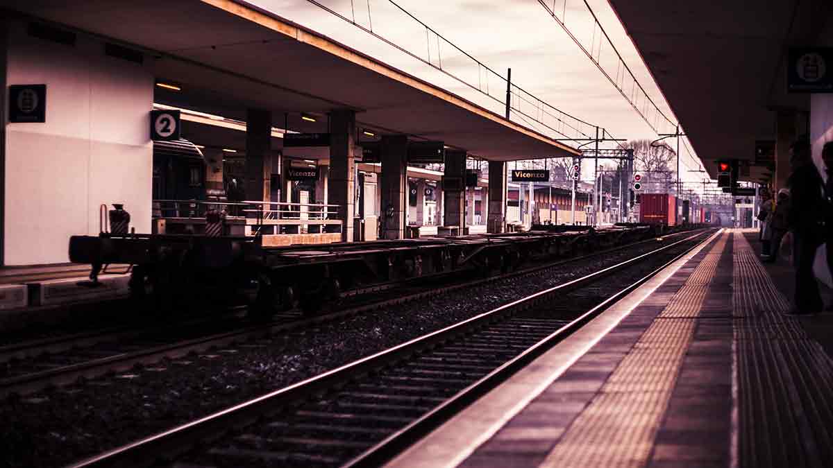 Carga de baterías para coches eléctricos aprovechando la energía recuperada de la tracción y el frenado de los trenes