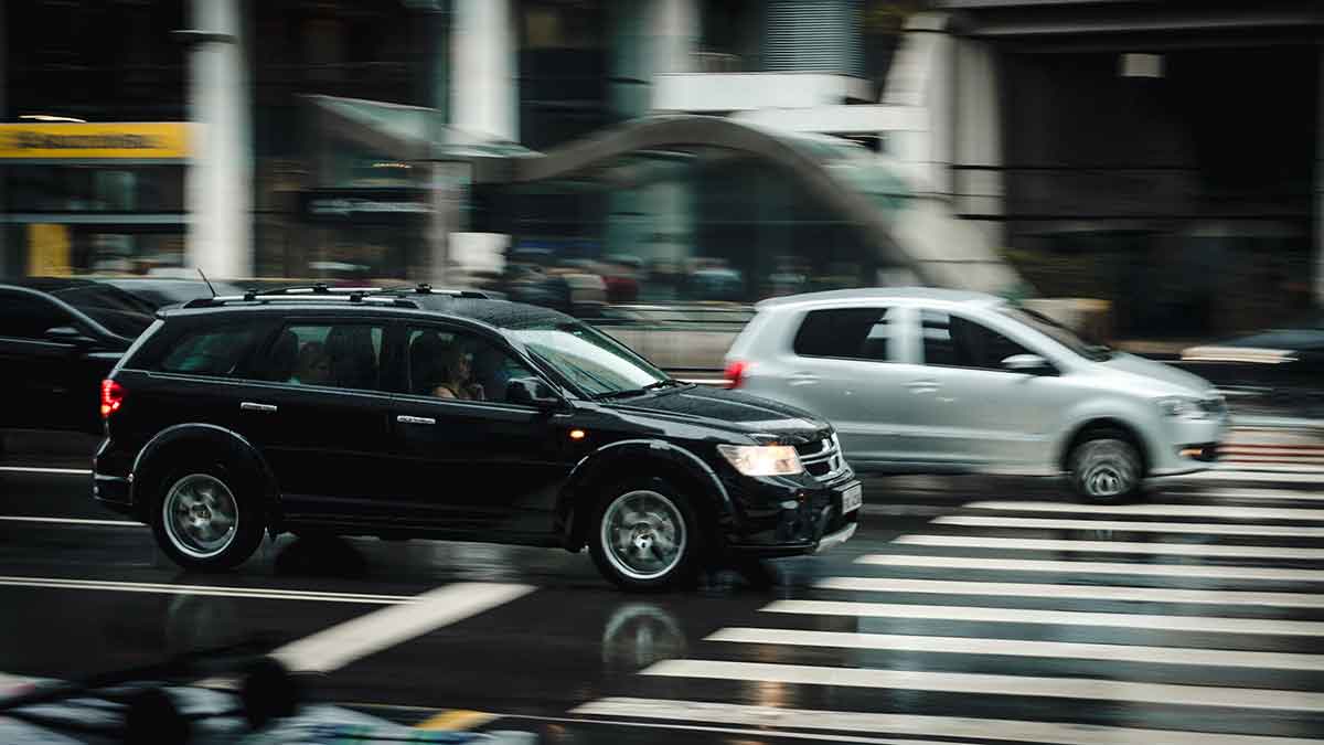 Choque frontal, carretera mal iluminada, conductor joven y con una víctima, el accidente de tráfico típico