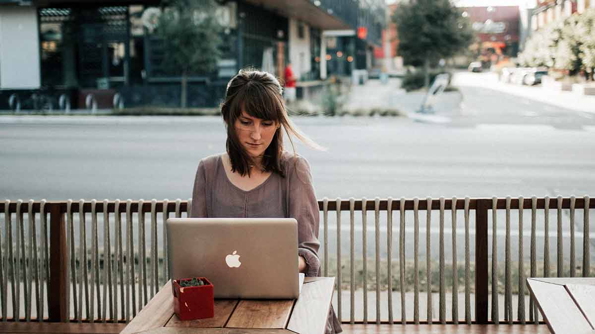 Cómo aprovechar un empleo de Navidad para complementar el currículo o que te hagan indefinido