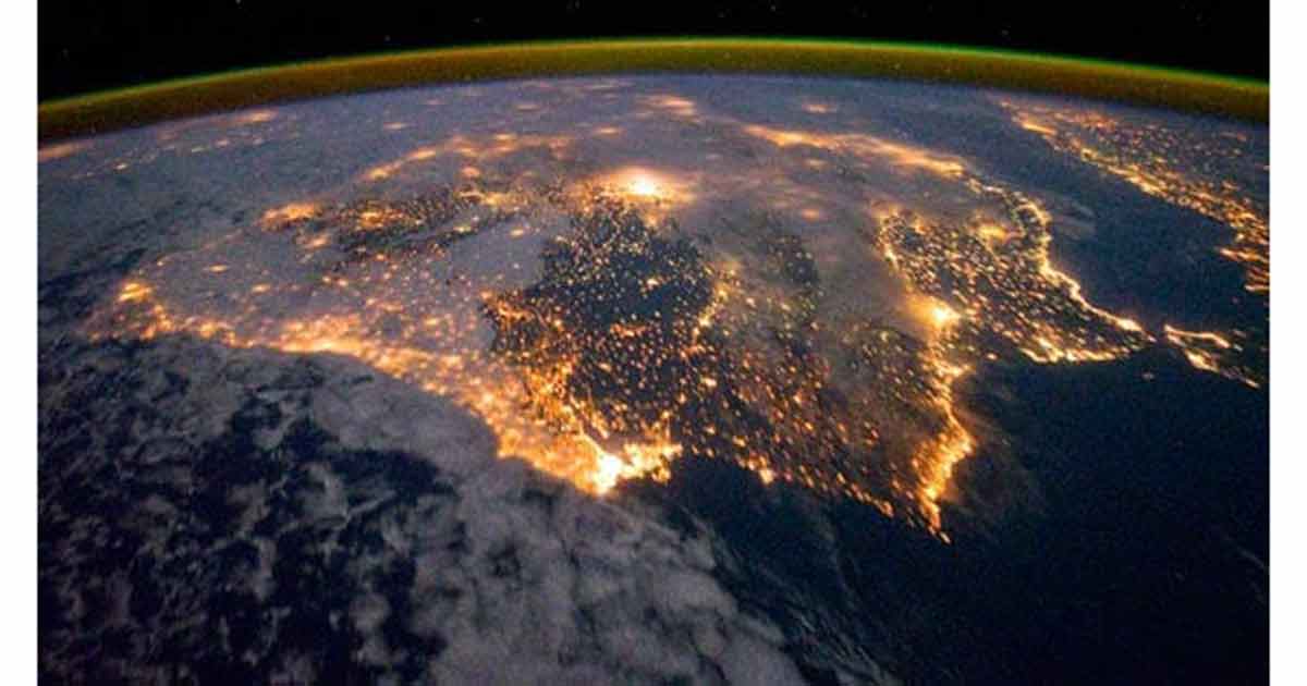 La península Ibérica de noche vista desde el espacio