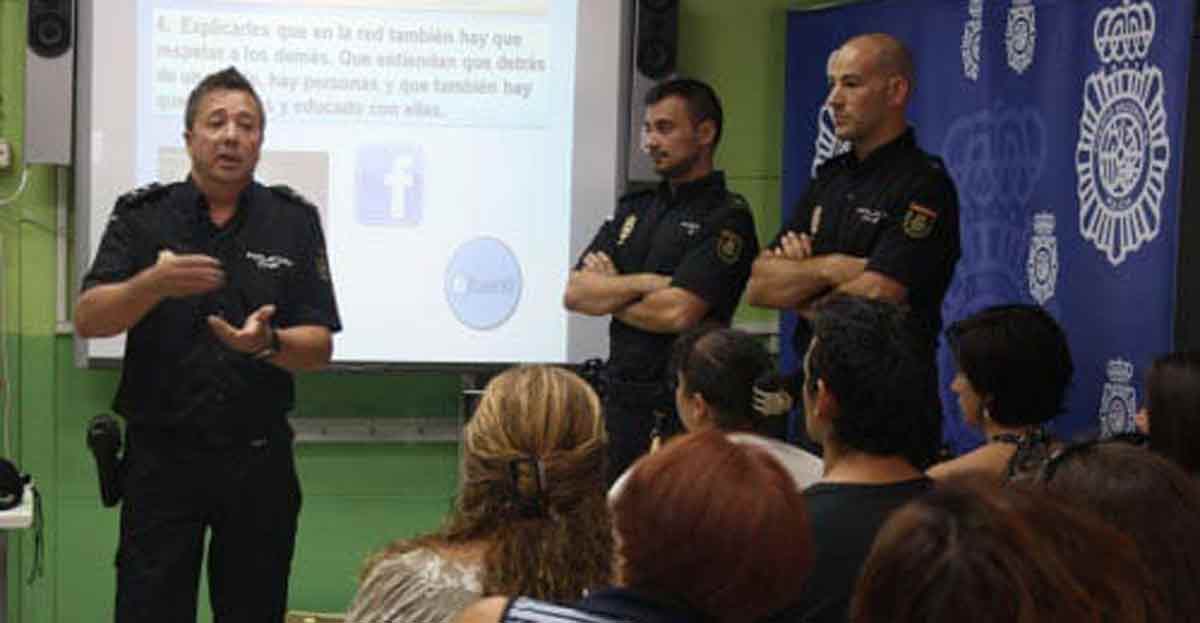 La Policía Nacional explica en colegios a profesores, padres y alumnos cómo hacer frente al acoso escolar, drogas, violencia o riesgos de las nuevas tecnologías