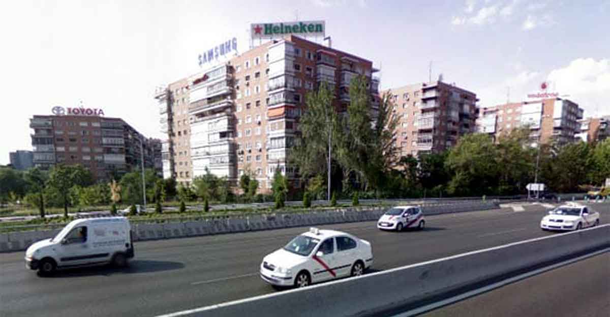 Edificios con publicidad en las azoteas a la entrada de Madrid por la Avenida de América.