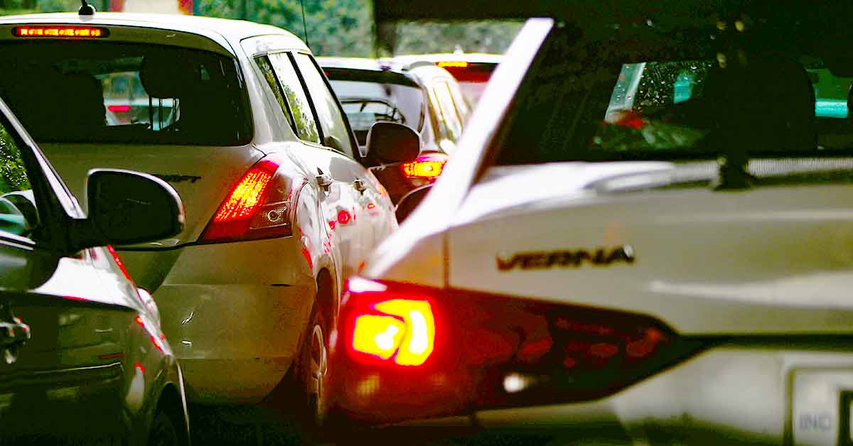 acumulacion de trafico de coches por la operacion paso del estrecho