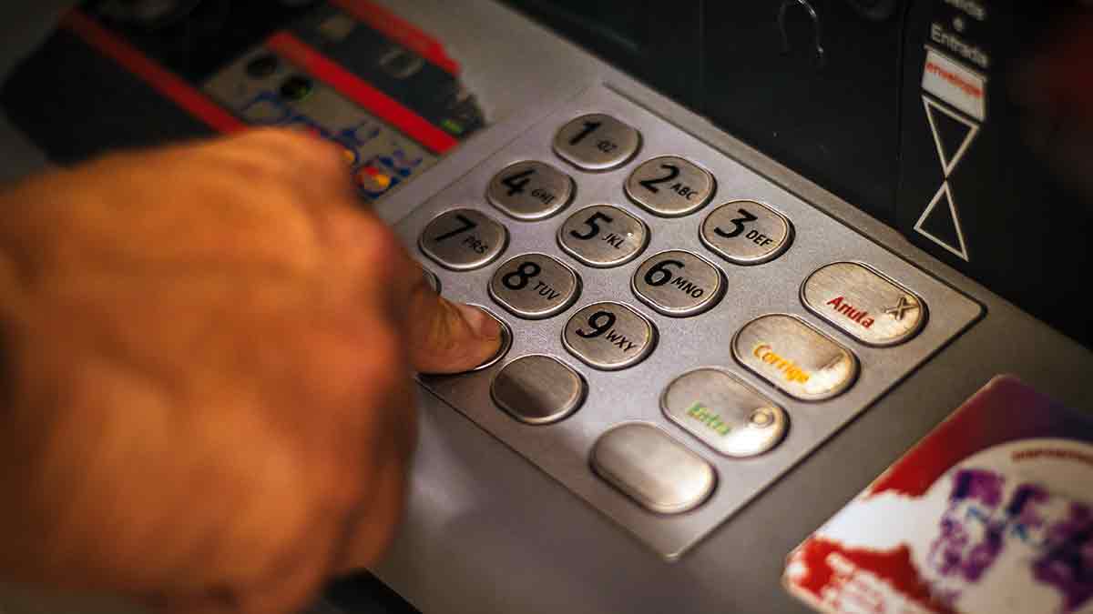 No tires el comprobante del cajero automático, los ciberdelincuentes están al acecho con un nuevo fraude bancario