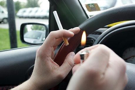 Los coches de fumadores triplican las recomendaciones sobre partículas dañinas de la OMS