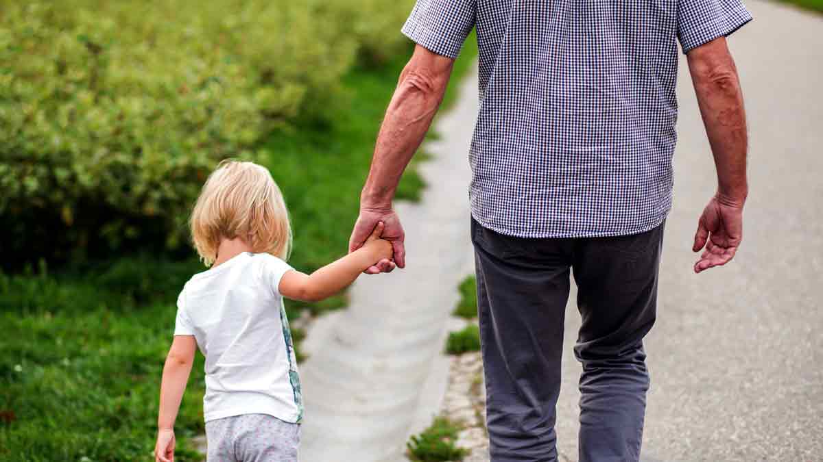 Los abuelos pasan más tiempo con los nietos por los trabajos de los padres