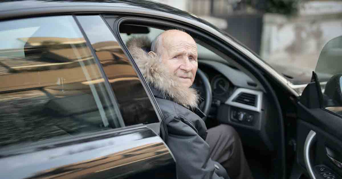 ¿Límites funcionales de los conductores con la edad? La mitad de los mayores de 80 años prefiere su coche al transporte público