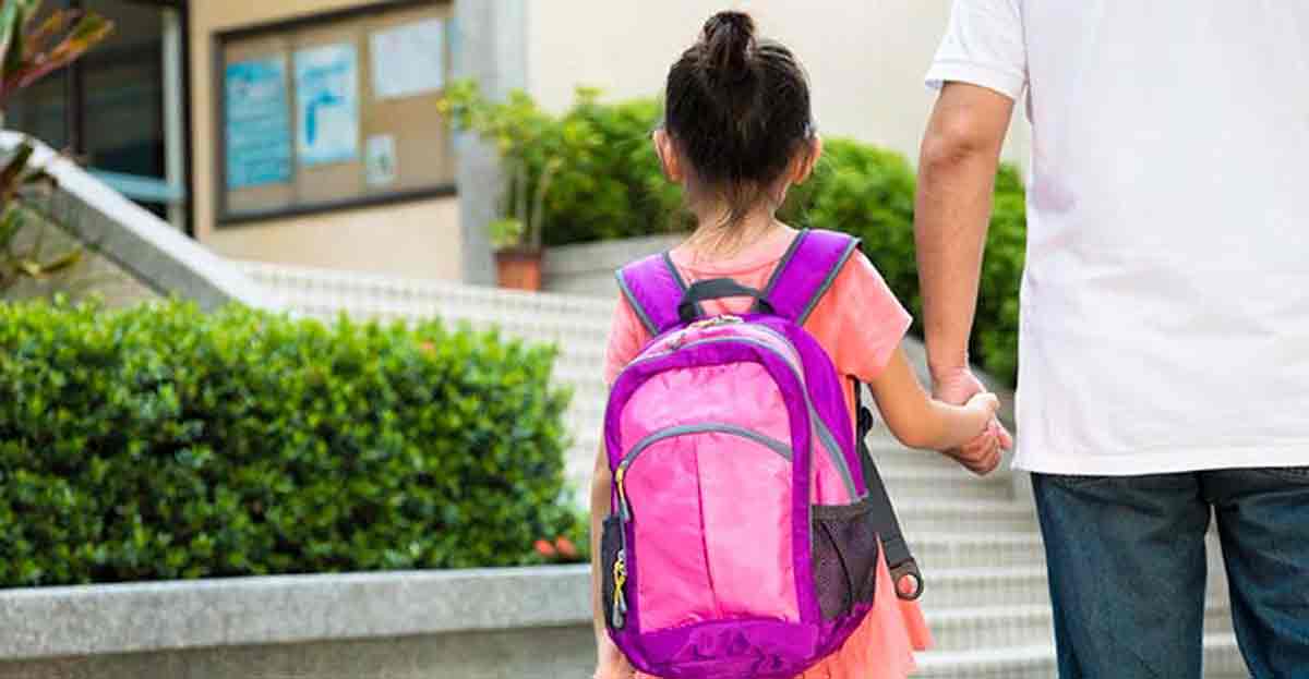 Si los padres están en paro, los niños van andando al colegio