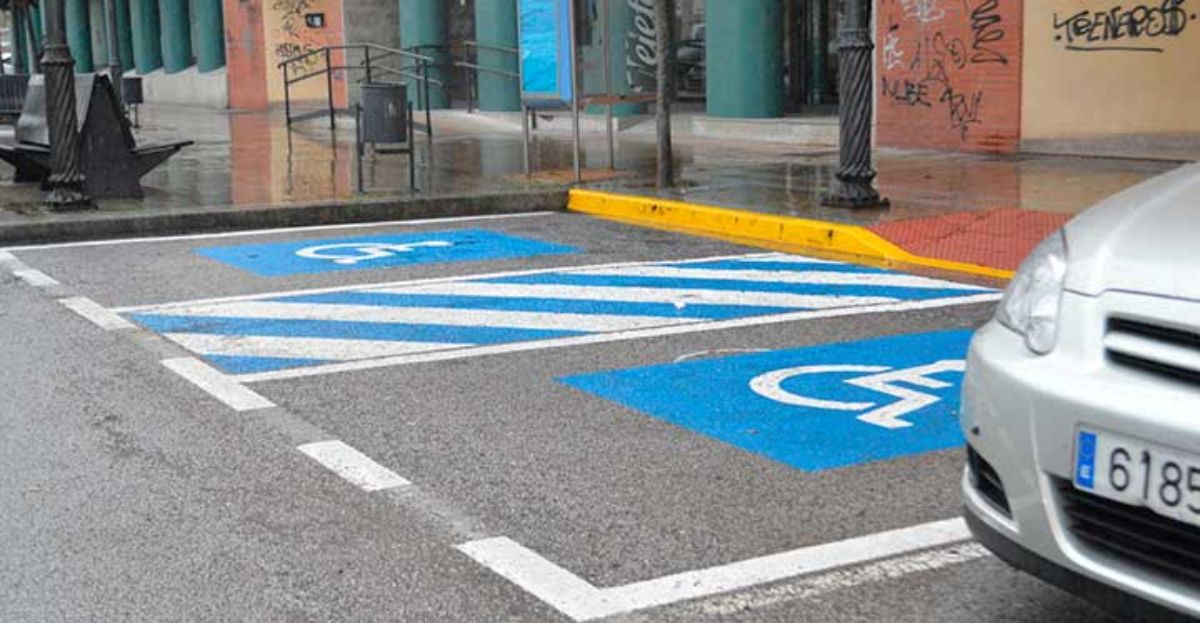 Multas en Madrid a los coches aparcados en zona de minusválidos aunque presenten la tarjeta de discapacitados