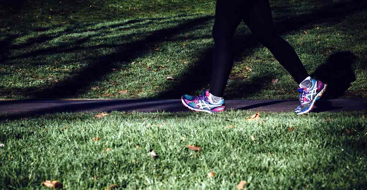 Pasear por las mañanas ayuda a que los mayores mantengan la agilidad mental