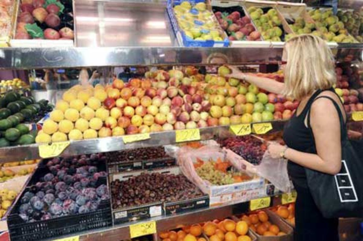 Una mujer compra en una frutería.