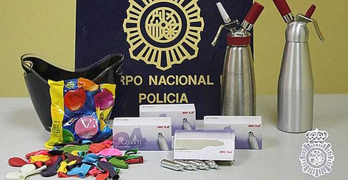 Material incautado de los globos de la risa que se vendían con óxido nitroso.