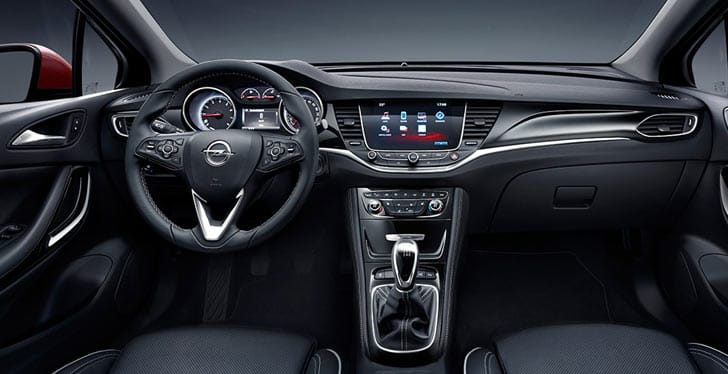 El interior del nuevo Opel Astra, que facilita la conexión con el teléfono desde la consola central-1