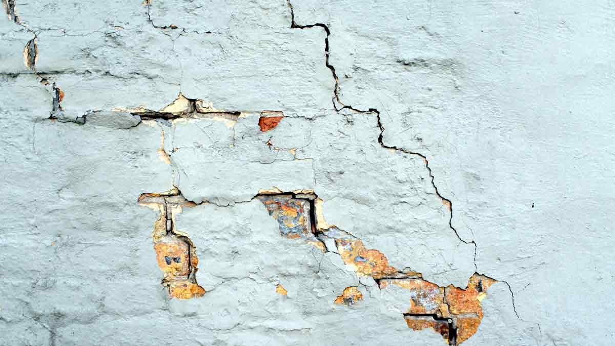 Grietas en la pared de una vivienda