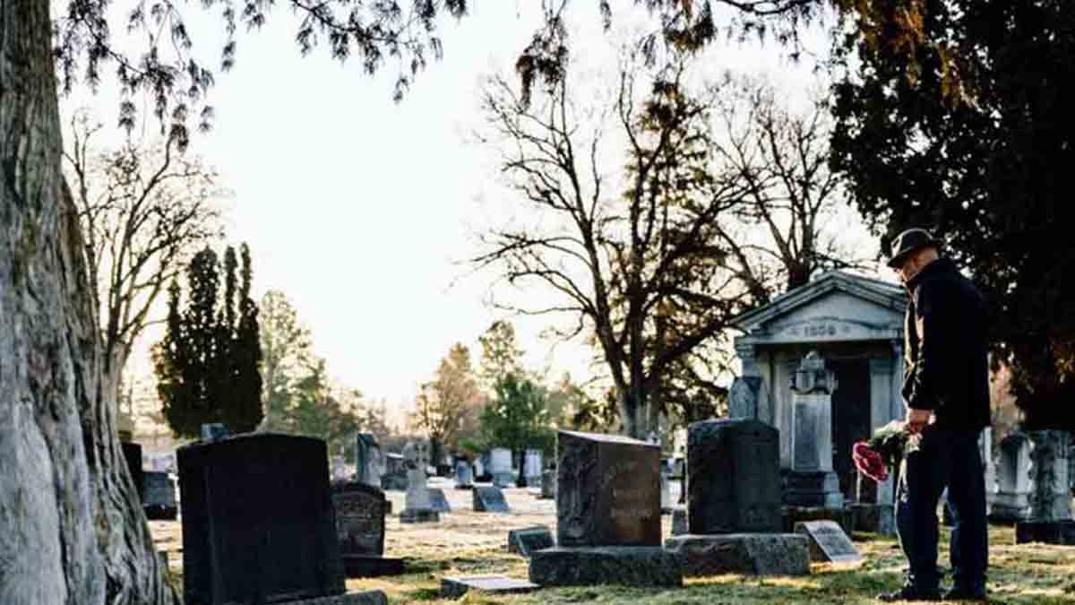 El entierro en un cementerio, uno de los trámites obligatorios que hacer cuando alguien muere.