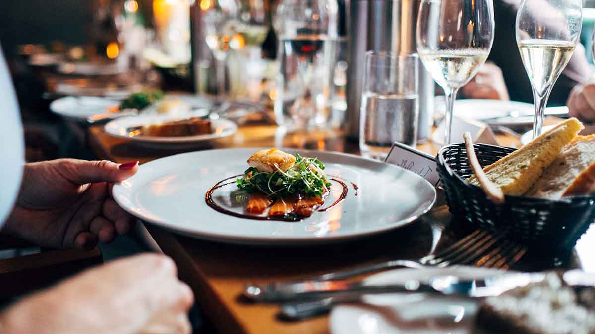 Los restaurantes están obligados a darte las sobras de la comida en un táper