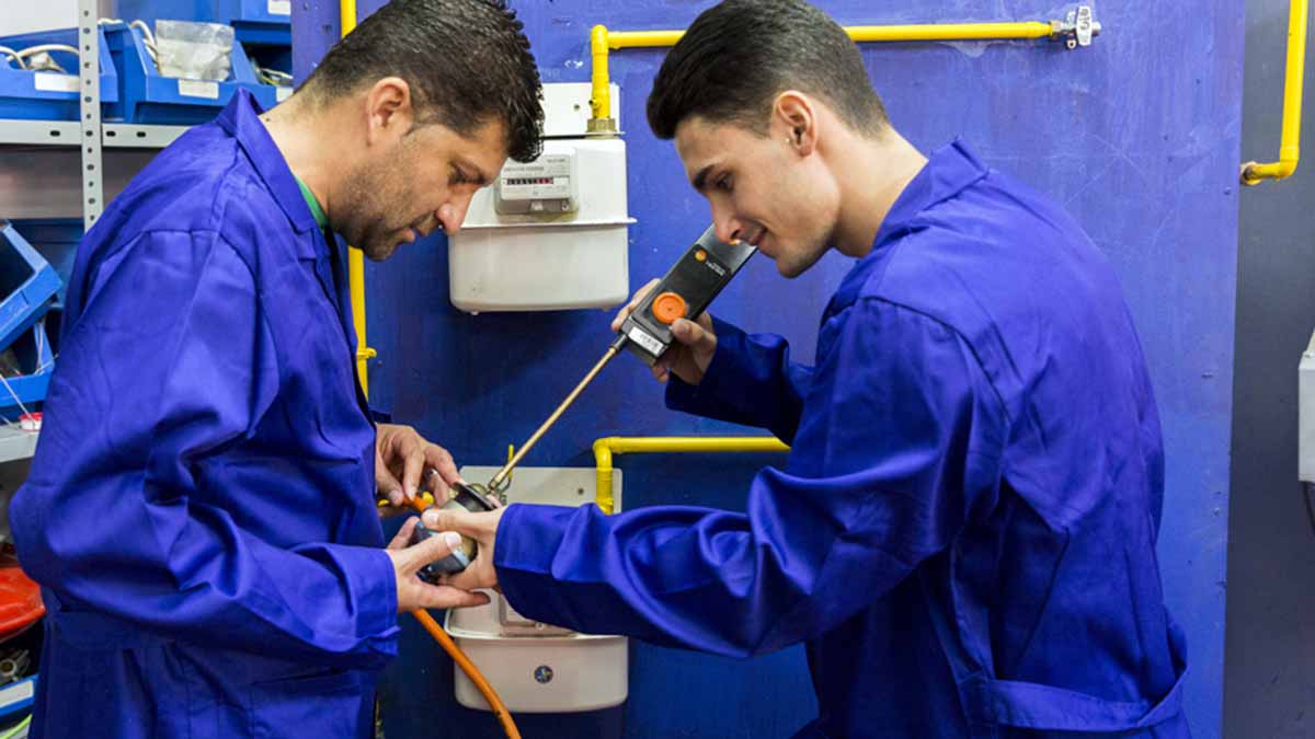 Salen 90 plazas de formación para jóvenes desempleados como instaladores con becas de 1.125 euros.