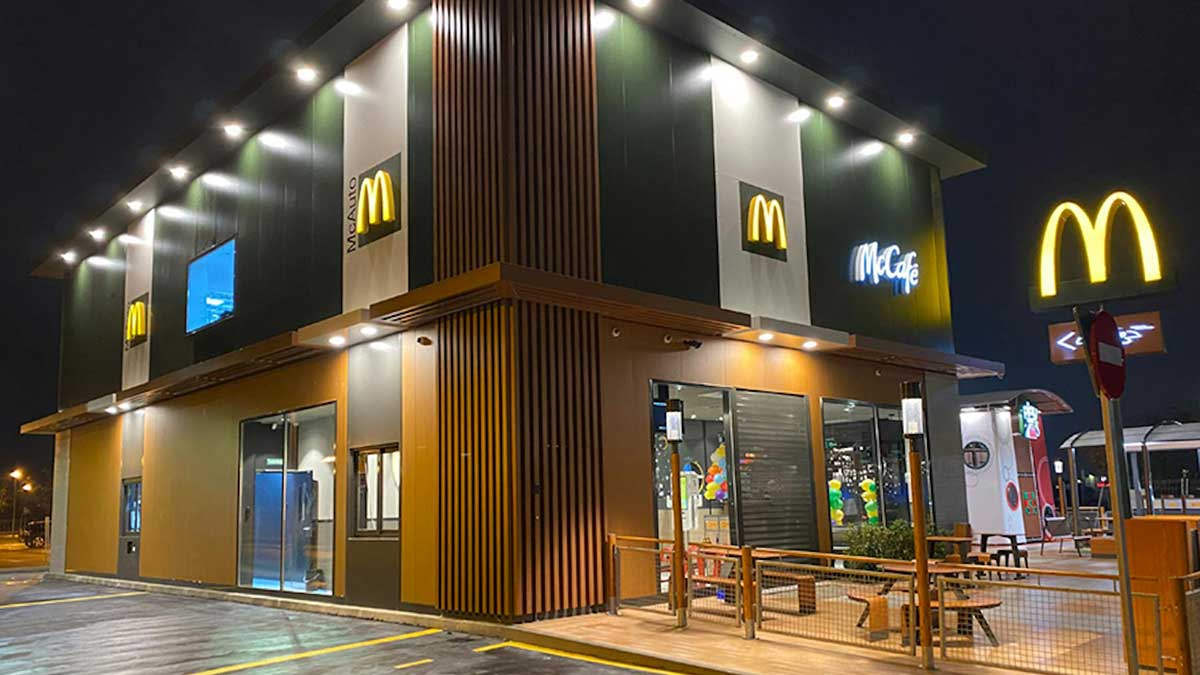 Restaurante de McDonald's de noche.