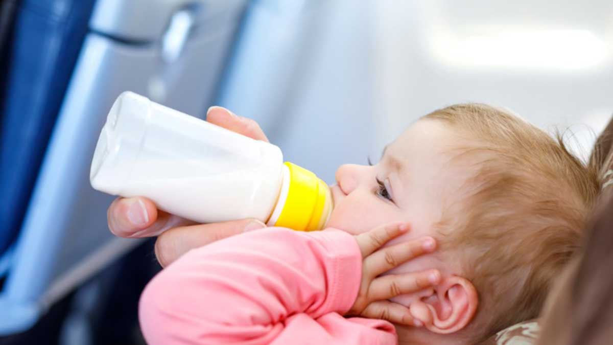 Es fundamental proteger los oídos de los niños al viajar en avión.