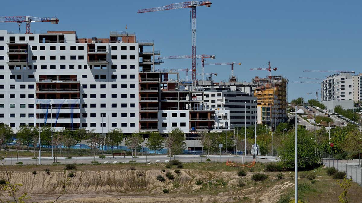 Grúas en Madrid, con viviendas en construcción.