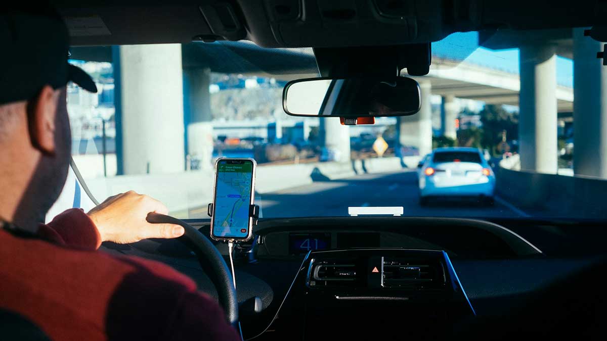 Un conductor con el navegador de Google Maps.