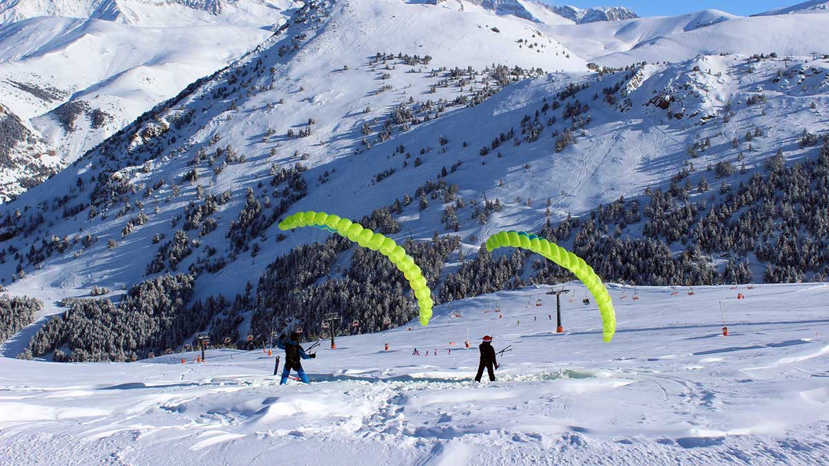 Los mejores sitios para hacer vuelos de parapente en la nieve o Speedride