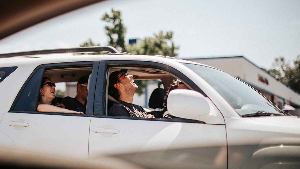 Cómo evitar marearse en el coche