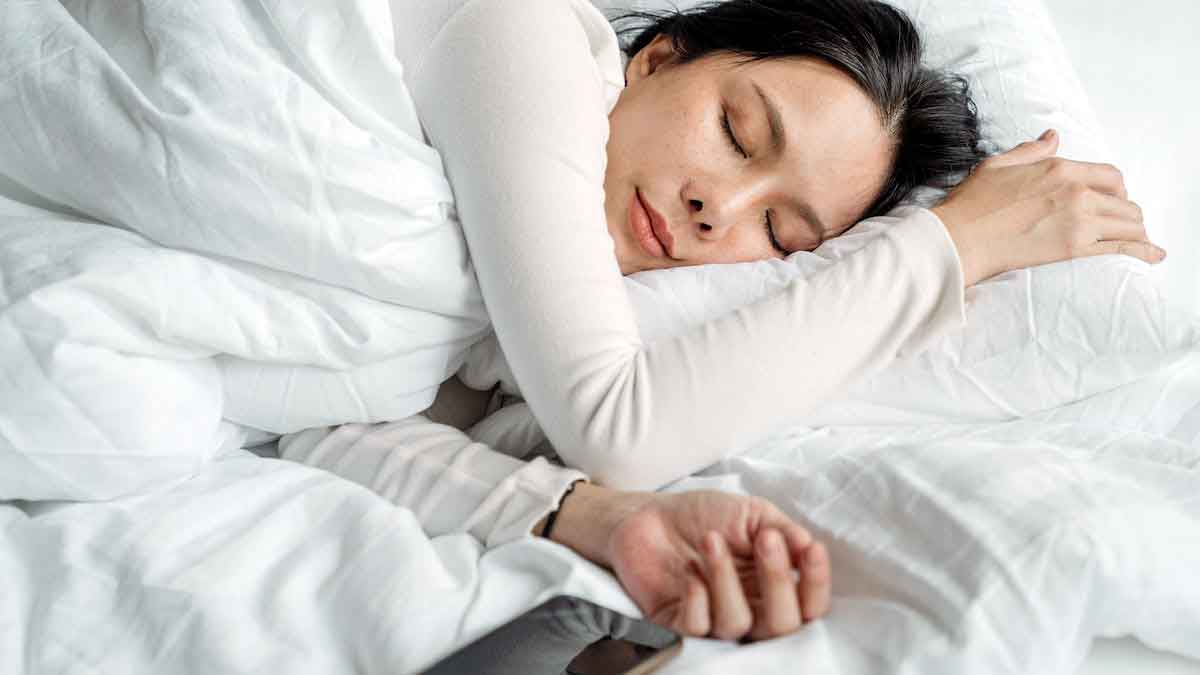 Mujer durmiendo en la cama.