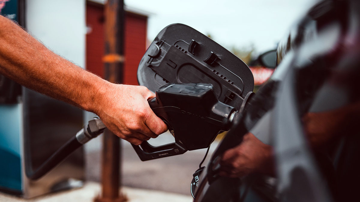 El truco para llenar al máximo el depósito de gasolina del coche