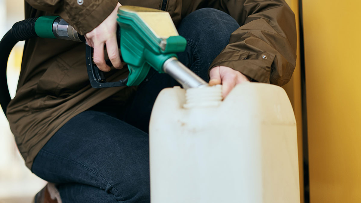 Cómo repostar gasolina con un bidón de forma segura.