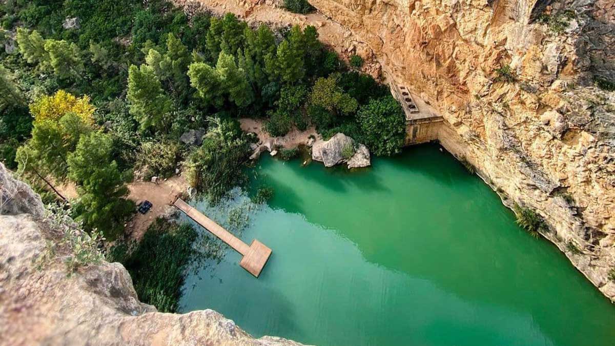 El Charco Azul, la piscina natural entre cañones con embarcadero para bañarte y navegar.