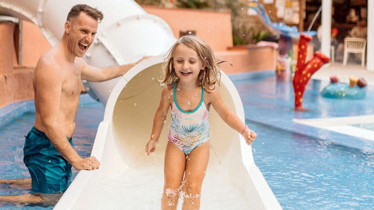 Toboganes, trampolines y piscinas en los mejores campings con parque acuático