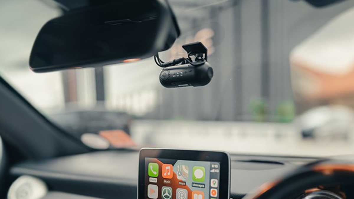Se puede llevar cámara para grabar en el coche?