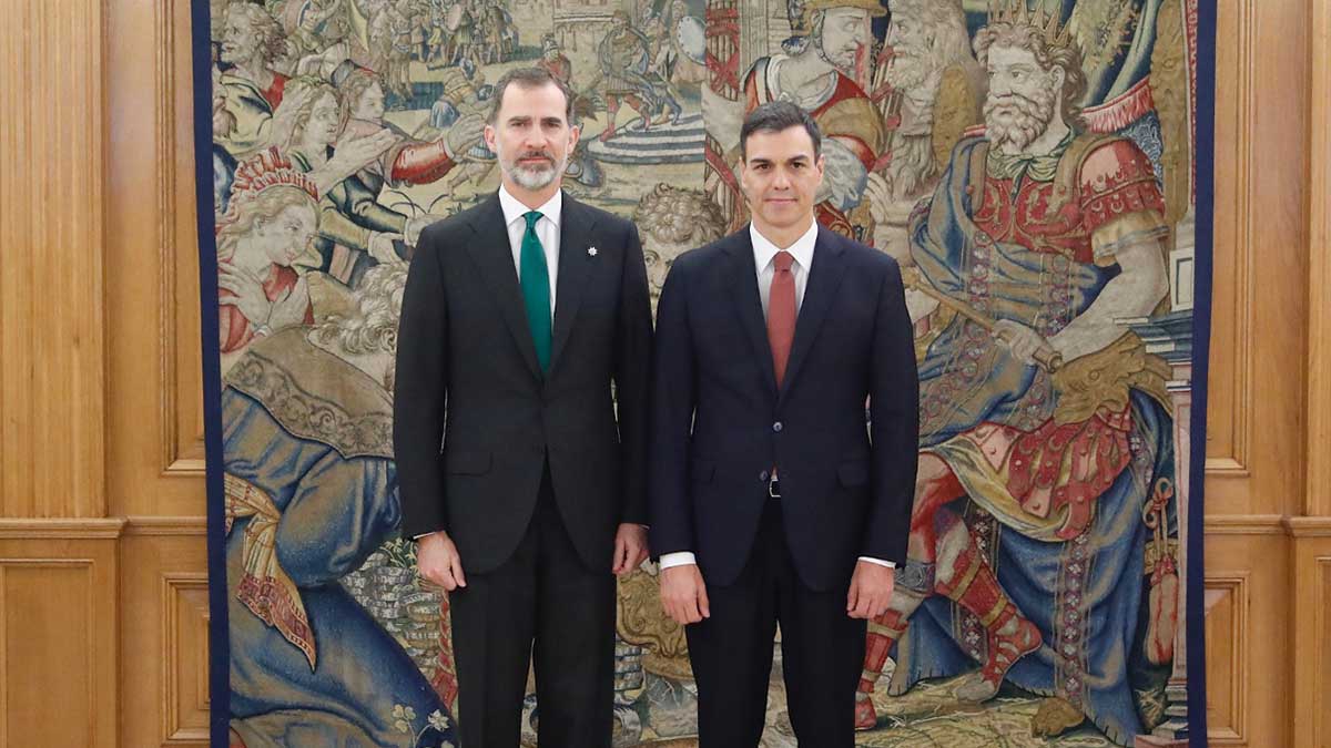 El rey Felipe VI y Pedro Sánchez posando para una foto institucional.