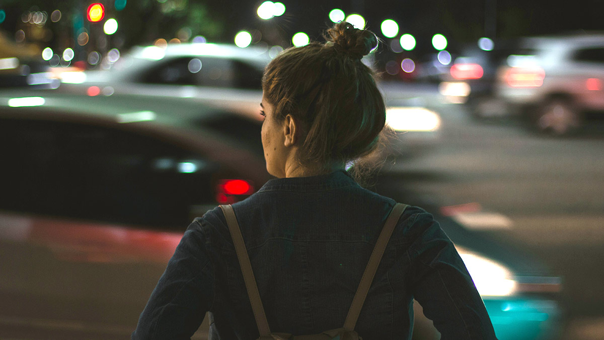Mujer en la calle de noche