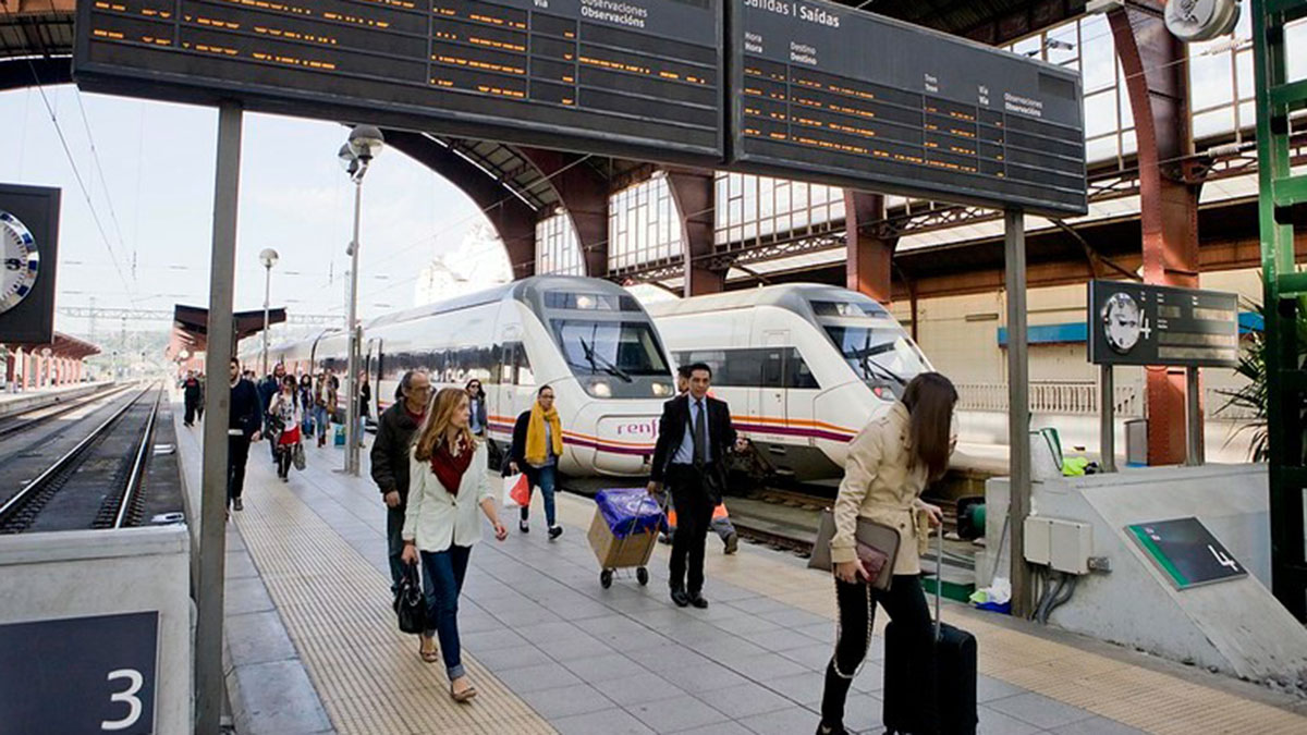 Pasajeros tren ave renfe