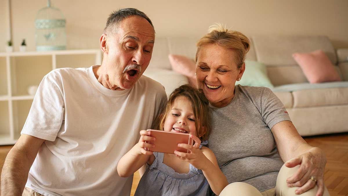 Abuelos disfrutando con su nieta.