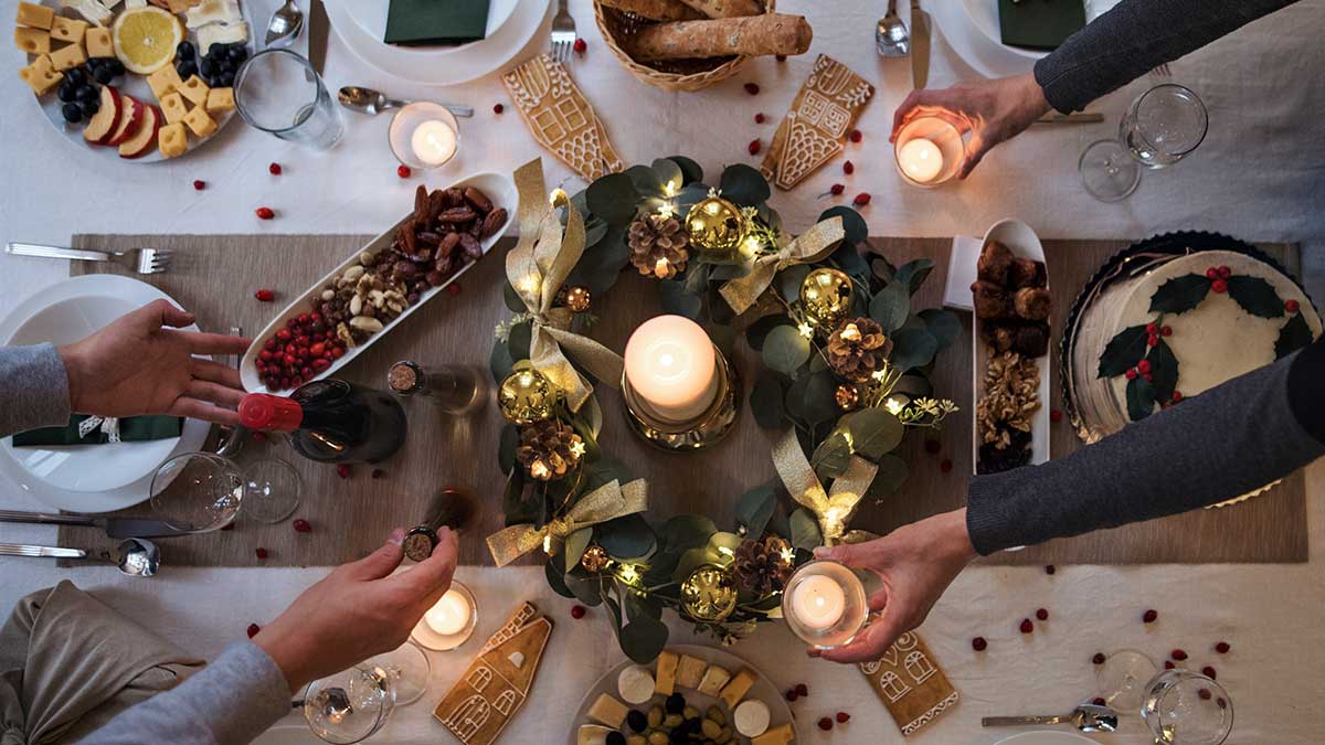 Una familia en la mesa para cenar por Navidad.