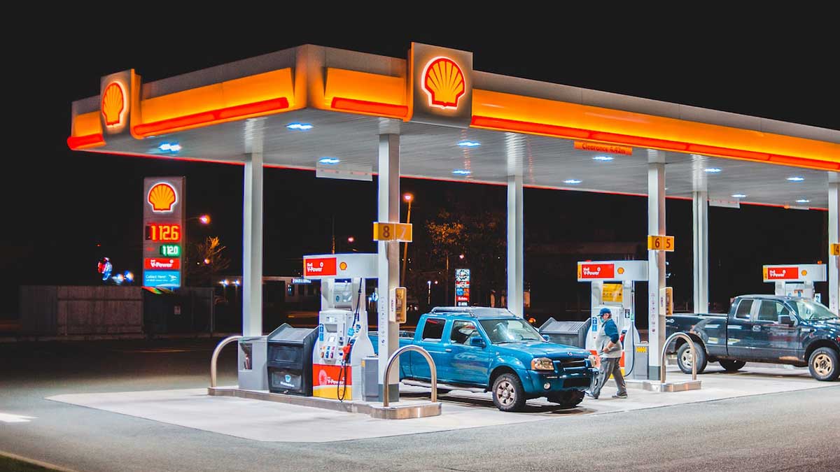 Estación de servicio Shell por la noche.