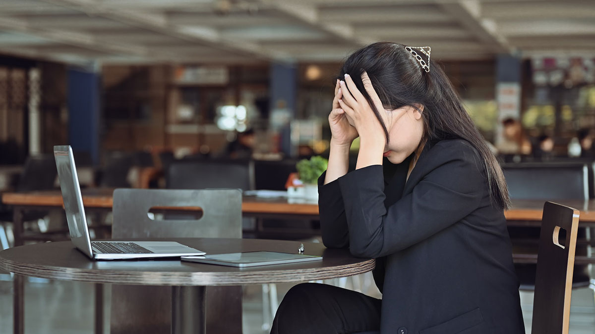 Mujer triste en el trabajo.