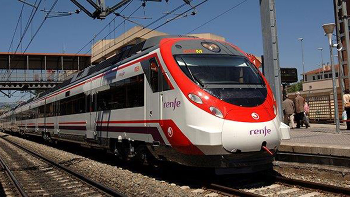 Vagón de Renfe Cercanías en una estación de tren.