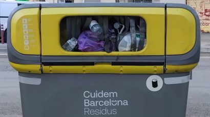 Contenedor amarillo de reciclaje.