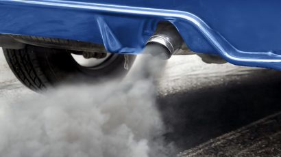 El color del humo que sale del coche puede identificar la avería del escape.